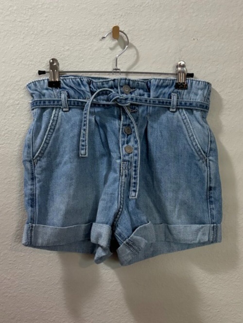 Hollister Ultra High-Rise Paperbag Light Wash Denim Shorts Size 3/26